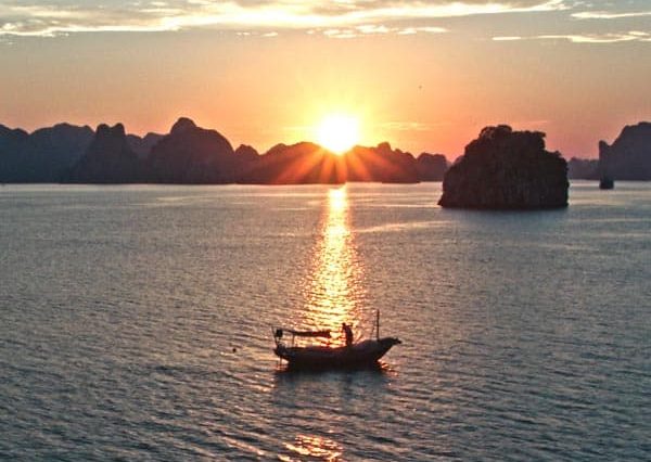 Le coucher à la Baie D'Halong