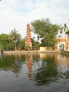 la pagode Tran Quoc vue de loin