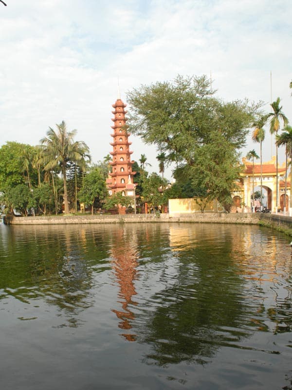 la pagode Tran Quoc vue de loin