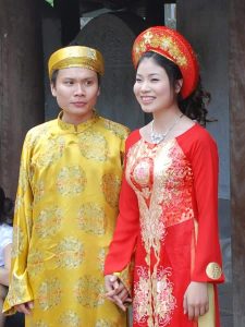 les mariés en tenue traditionnelle